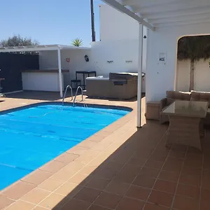 Villa Fun Family Villa-crazy Golf Course-heated Pool-cocktail Bar-jacuzzi-games Room-wifi &uk Tv, Puerto del Carmen (Lanzarote)